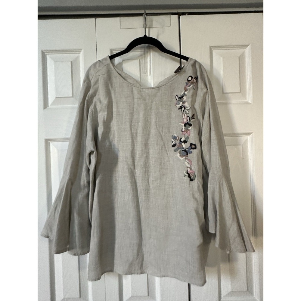 CHELSEA & THEODORE PLUS WOMAN 1X BEIGE/BELL SLEEVE FLORAL TRIM DESINGER TOP